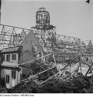 Dresden. Ruine des Neuen Rathauses. Dachstuhl des Südflügels
