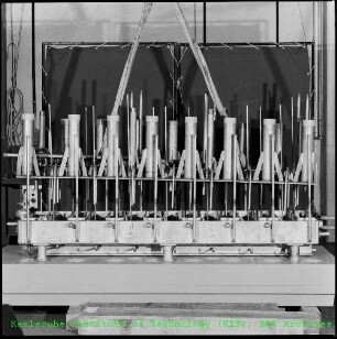 Seitenansicht auf eine Mixer-Settler-Anlage (Mischabsetzer) der Wiederaufarbeitungsanlage Karlsruhe (WAK)