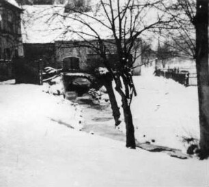 Triebischtal-Kobitzsch. Obermühle oder Lange-Mühle, Kleine Triebisch mit Mühlenbrücke und Scheune, um 1950/60, Repro
