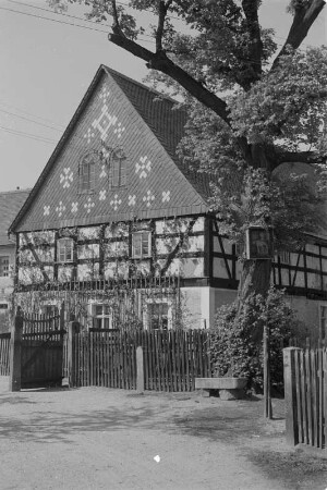 Fachwerkhaus mit Schiefer verkleidetem Giebel in Cunnewitz bei Schönau. : Tykowane domske z sćěpjelom wudebjene swisle w Konjecach pola Šunowa.