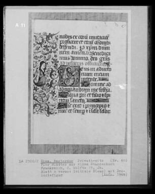 Blatt aus einem Stundenbuch, Blatt c verso: Textseite mit Initiale D, darin Droleriefigur