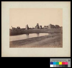 Karnak. Vue d'ensemble des Propylées du Sud / et le Lac Sacre.