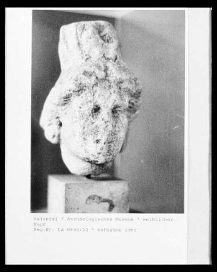Kopf einer weiblichen Statue