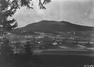 Phonolitkuppe : Blick vm Rand des Hochwaldes zum Berg Oybin.