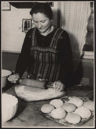 Eine Frau beim Ausrollen des Kuchenteigs