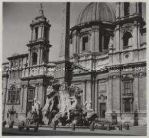 Rom, Piazza Navona, Fontana dei Quattro Fiumi (Vierströmebrunnen), dahinter Kirche SantAgnese in Agone