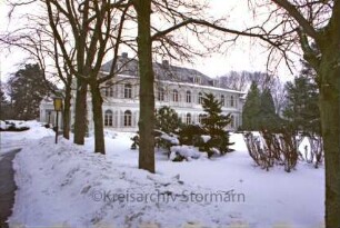 Goetheallee 3: ehemaliges Victor-Gollancz-Haus, ehemalige Villa Dobbertin: Blick von Südwesten: links Portikus mit Eingangsportal: vorne Park, links Zufahrt