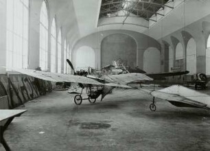 Hans-Grade-Eindecker, Jagd- und Aufklärungsflugzeug 1912-14 (im ersten Weltkrieg nicht eingesetzt). Dresden-Pirnaische Vorstadt, Städtischer Ausstellungspalast (Dresden), Stübelallee