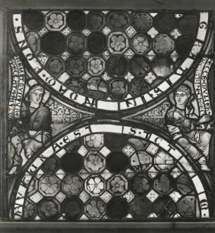 Erfurt. Barfüßerkirche. Chor, Farbige Glasfenster (nach der Restaurierung 1960), Nordostfenster, Mittelbahn. Zeile 9: Zwei sitzende Propheten. Gesamtansicht, etwa 82 x 72 cm, spätromanisch. Teppichmuster der Halbkreise gotisch
