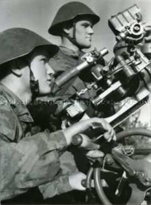 Soldaten der Nationalen Volksarmee an einem Flugzeugabwehrgeschütz