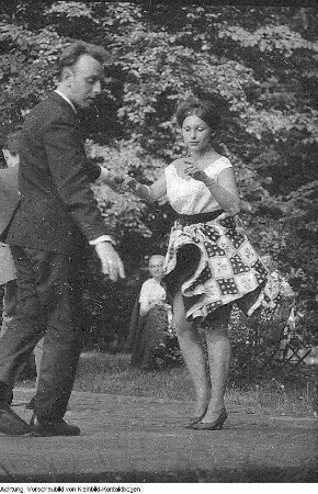 Dresden, Großer Garten?. Tanzvergnügen auf Bühne im Biergarten, 1964