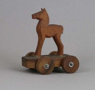 Hölzernes Pferd auf Rädern