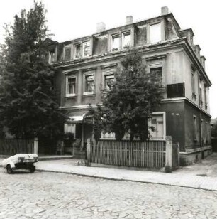 Dresden-Mickten, Herbststraße 17. Wohnhaus (um 1900). Straßenansicht mit Einfriedung von Ost-Nordosten
