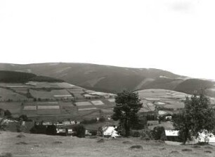 Sankt Joachimsthal (Jáchymov). Mittlerer Ortsteil gegen Keilberg (Klinovec). Blick von Südwesten über das Weseritztal