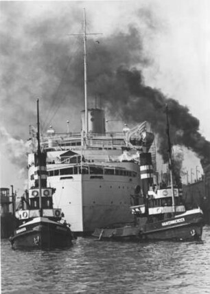 Hamburg. Das Kreuzfahrtschiff der "Kraft durch Freude"(KdF)-Flotte, die "Rober Ley", verlässt die Blohm & Voss Werft. Sie wird von Schleppern aus dem Dock bugsiert