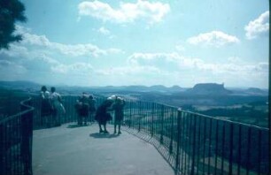 Sächsische Schweiz, Rathener Gebiet. Touristen auf der Basteiaussicht. Blick nach Südsüdost zum Lilienstein