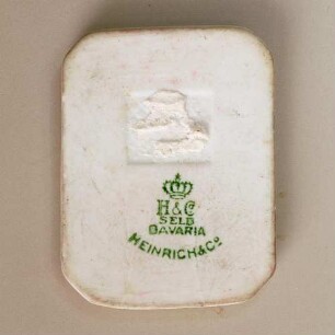 Ereignisplakette Einweihung "Haus der Kurzschrift" in Bayreuth 1936 : Medaillensammlung Stenografische Sammlung. Ereignisplakette Einweihung "Haus der Kurzschrift" in Bayreuth 1936 (geflügelte Feder mit Hakenkreuz und Aufschrift "Bayreuth 1936"; rückseitig: H&Co Selb Bavaria Heinrich&Co.). Porzellan; Maße 42 x 32 mm (1936; Heinrich & Co.). Dresden: SLUB R c 0462