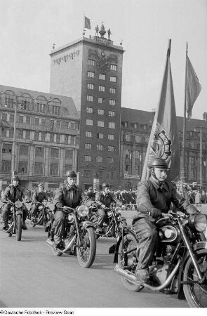 Motorradkolonne der Gesellschaft für Sport und Technik auf dem Karl-Marx-Platz anläßlich des 36. Jahrestages der Oktoberrevolution