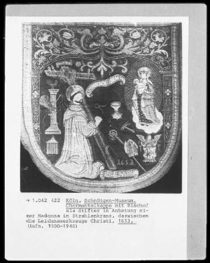 Chormantelkappe mit Bischof als Stifter in Anbetung einer Madonna im Strahlenkranz, dazwischen die Leidenswerkzeuge Christi
