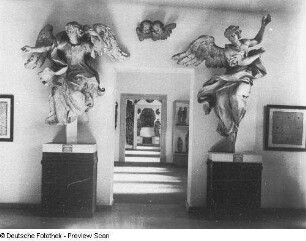 Zwei fliegende Engel : Bautzen, Kornmarkt 1. Stadtmuseum Bautzen. Raumaufnahme mit Durchblick in die nachfolgenden Museumsräume. Ansicht mit den Skulpturen zweier fliegender Engel (Holz, geschnitzt, gefasst; B. Thomae) vom Altar der ersten Dresdner katholischen Hofkirche