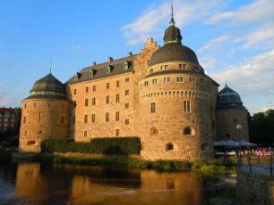 Örebro - das Wasserschloss : Das Schloss von Örebro, aufgenommen am 25. Juli 2012 in der Abendsonne