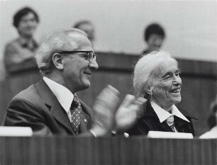 Anna Seghers und Erich Honecker : Portraitaufnahme während des VIII. Schriftstellerkongresses der DDR