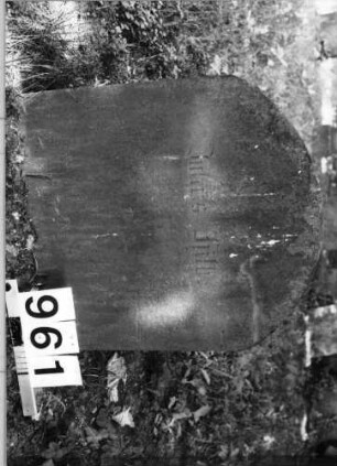 Grabstein 961 (Index: 99630453) Material: Sandstein Zustand: verwittert Maße HxBxT: 46x45x7 cm Beschreibung: Stele mit Segmentbogenabschluß: Grabstein 961