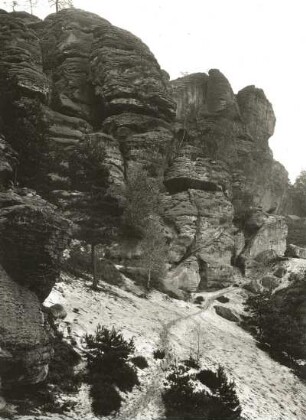 Sächsische Schweiz. Rauenstein. Nordabstürze mit Sandreiße am Hangweg