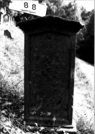 Grabstein 88 (Index: 100108361) Material: Sandstein Zustand: mäßig Maße HxBxT: 140x52x28 cm: Grabstein 88