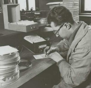 Unterrichtsfilmsammlung, Mitarbeiter beim Zusammenstellen einer Filmsendung, Sächsische Landesbildstelle, um 1937