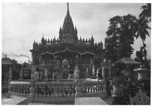 Kalkutta (Indien). Jaintempel. Ansicht mit Skulpturenrondell
