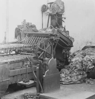 Auflegen der Rohwolle auf die Waschmaschine : Technikgeschichte | Technologie | Fasern, Gespinste und Gewebe | Wollspinnerei | Vereinigte Smyrna-Teppich-Fabriken AG, Cottbus