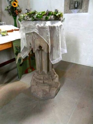 Rieden-Langhaus Innen-ehemaliges Taufbecken (um 1400 aus der Vorgängerkirche) mit Ornamentik in Hochreliefdarstellung auf ornamentiertem Säulenbündel