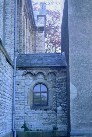 Kirche, Verbindungsbau Langhaus-Turm mit Rundbogenfries