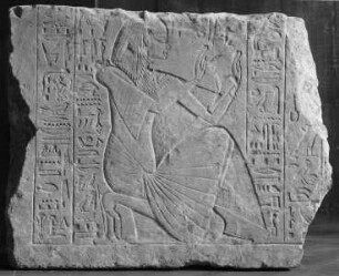 Relief von einem Grabstein des N. R.: Betender Priester