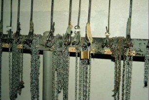 Flussspatgrube: Ketten und Vorhängeschlösser
