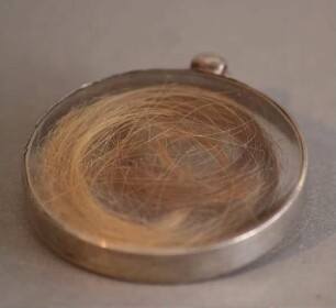 KETTENANHÄNGER MIT HAAREN