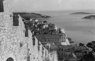 Festungsmauer : Festungsmauer in Hvar.