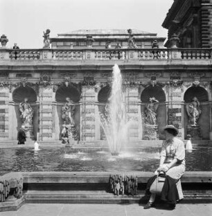 Dresden, Nymphenbad : Dresden. Zwinger. Portrait einer jungen Frau am Brunnen vom Nymphenbad sitzend