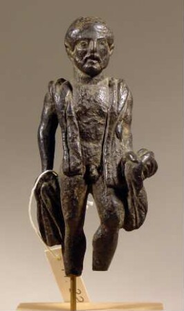 Nackte bärtige etruskische Statuette mit schalartig umgeworfener Chlamys