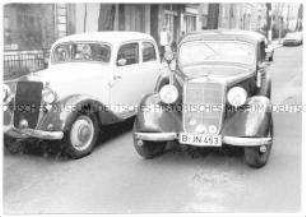 Zwei Mercedes-Benz am Straßenrand