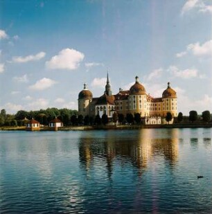 Moritzburg. Schloss (1723-1736 Umbau; M. D. Pöppelmann, Z. Longuelune)