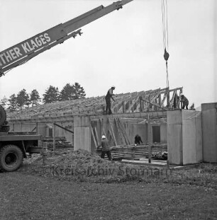 Waldstraße: Kindergarten des Schulverbandes Hoisdorf-Oetjendorf: Rohbau: Arbeiter beim Aufsetzen des Dachstuhls: links Baukran: hinten links Bäume