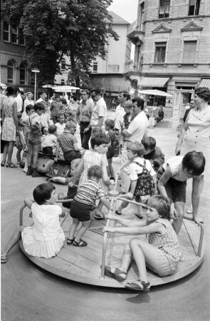 Einweihung der Spielstraße am Westende der Ludwig-Wilhelm-Straße beim Durlacher-Tor-Platz.
