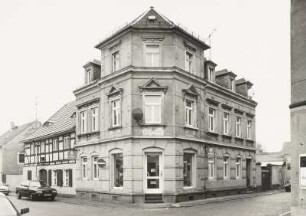 Radeburg, Wohnhaus : Radeburg. Wohnhaus mit Laden. August-Bebel-Straße 14 (2. Hälfte 19. Jahrhundert). Eckansicht