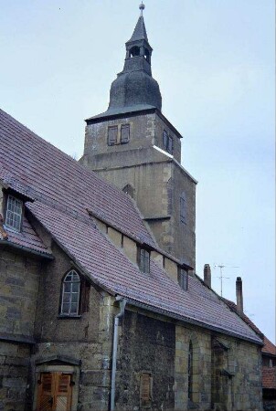 Dorfkirche von Nordost, Turm und Anbau