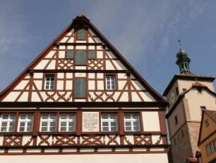 Fachwerkhaus am Kapellenplatz, rechts der Weiße Turm