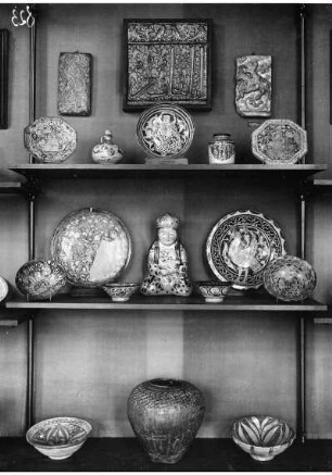 Aufstellung des Museums für Islamische Kunst im Kaiser-Friedrich-Museum, Vitrine mit später persischer Keramik, Raum 9