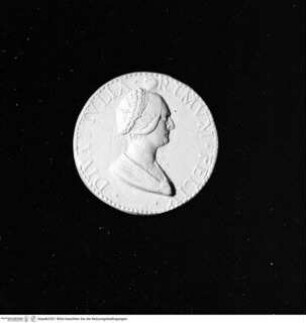 Medaille der Giulia Gonzaga, Avers: Brustporträt mit geflochtenen Haaren und Perlenkette nach rechts; Perlrand