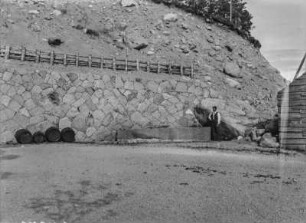 Gesicherter Hang : Ein durch eine Felsenmauer gesicherter Berghang